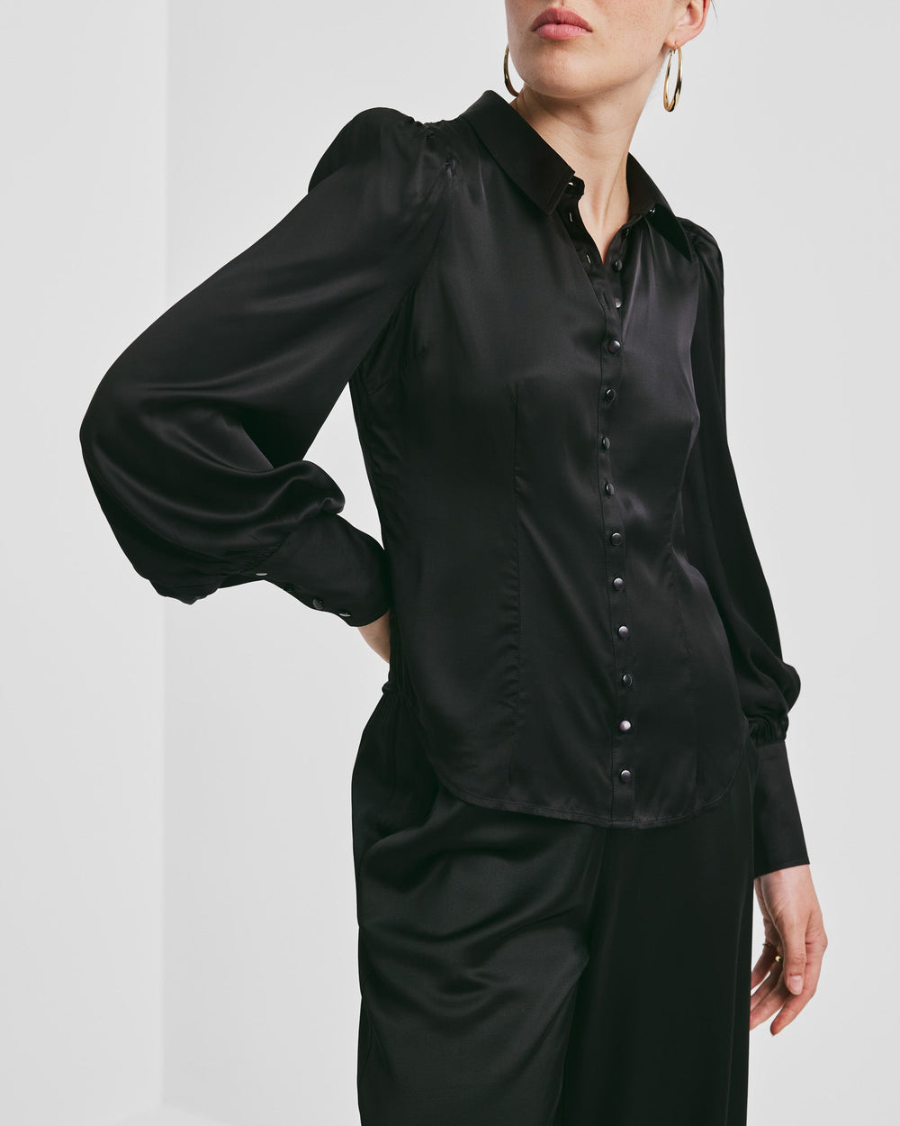 Satin Fitted Shirt Black | Skjorter og bluser | Smuk - Dameklær på nett