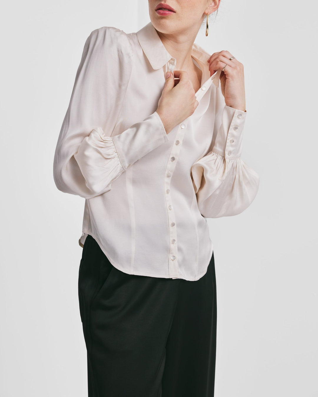 Satin Fitted Shirt Vintage White | Skjorter og bluser | Smuk - Dameklær på nett