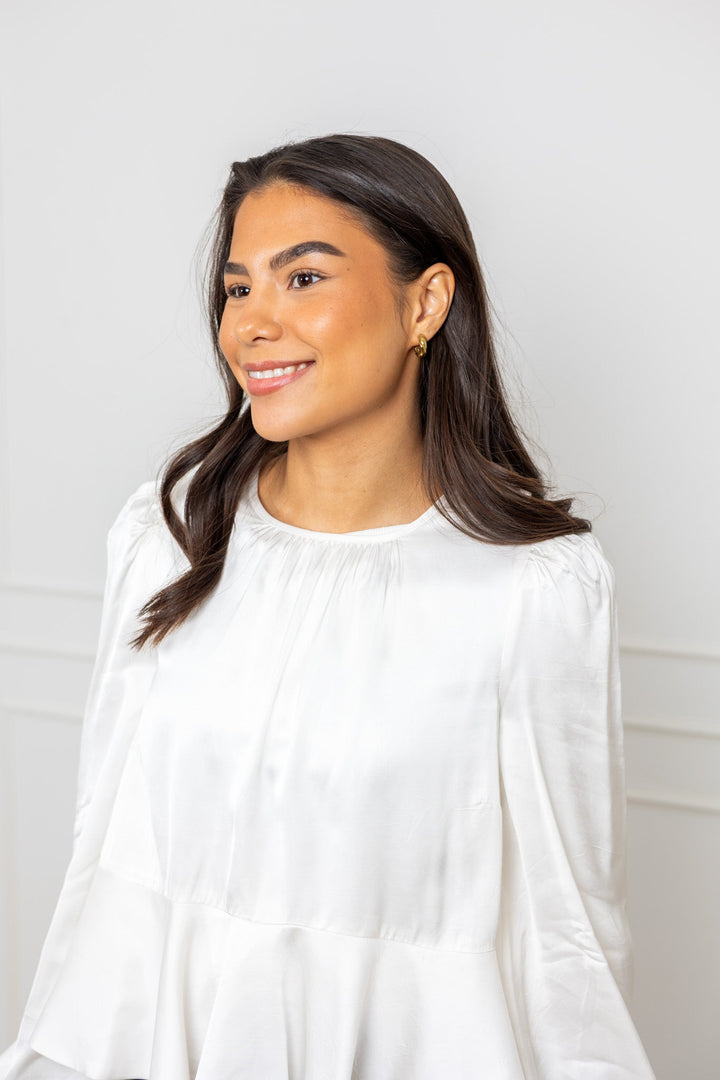 Satin Flounce Top Off White | Skjorter og bluser | Smuk - Dameklær på nett