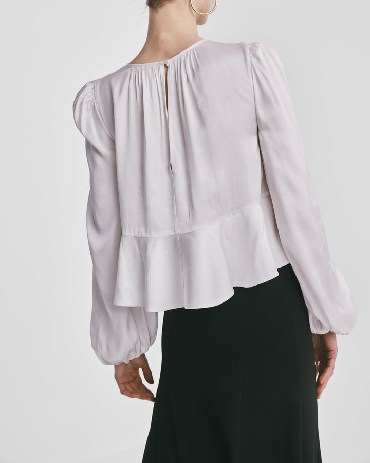 Satin Flounce Top Off White | Skjorter og bluser | Smuk - Dameklær på nett