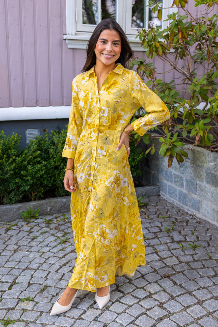 Savanna Long Shirt Dress Pale Banana Lemon Print | Kjoler | Smuk
