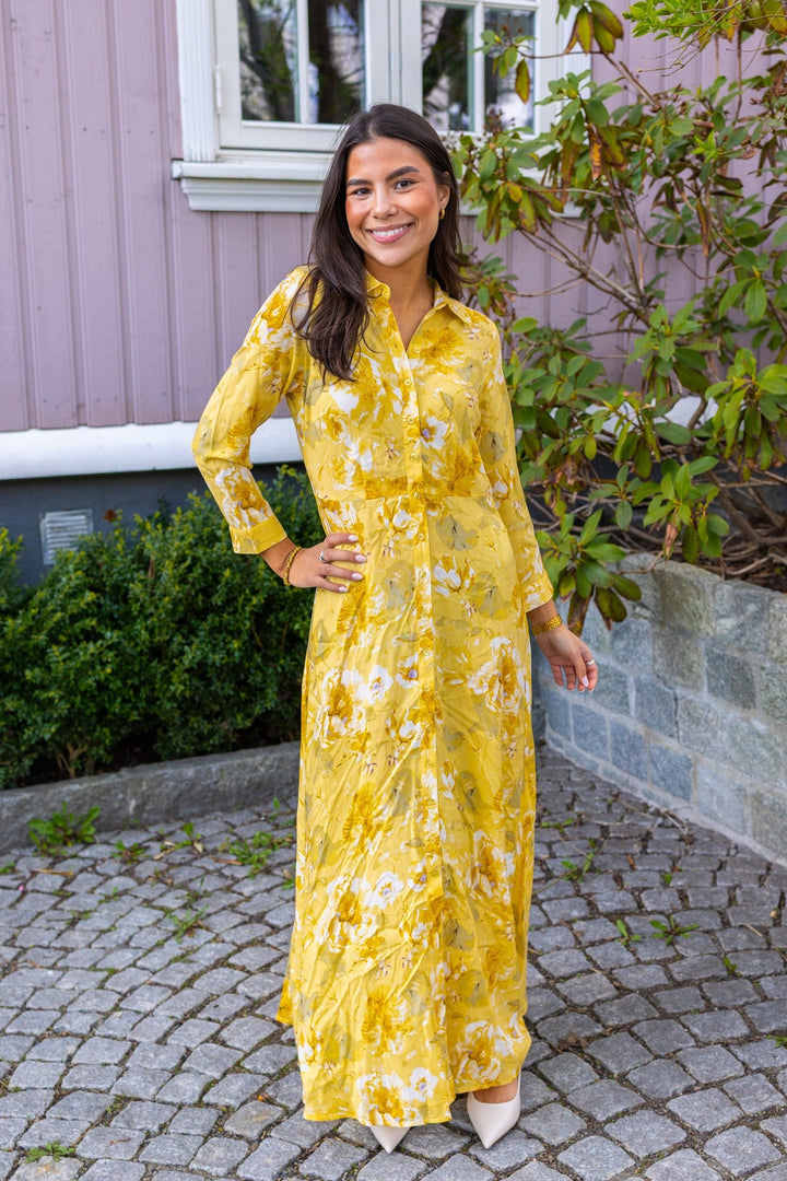 Savanna Long Shirt Dress Pale Banana Lemon Print | Kjoler | Smuk