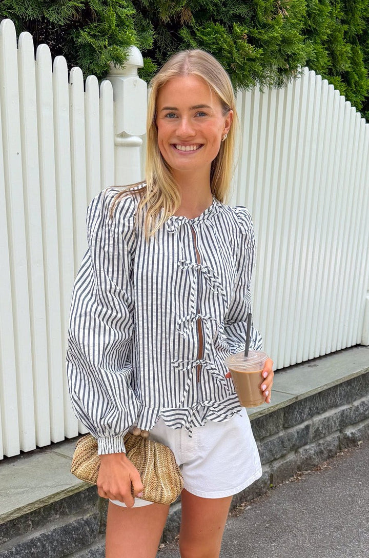 Seersucker Bow Blouse Marine Stripe | Skjorter og bluser | Smuk