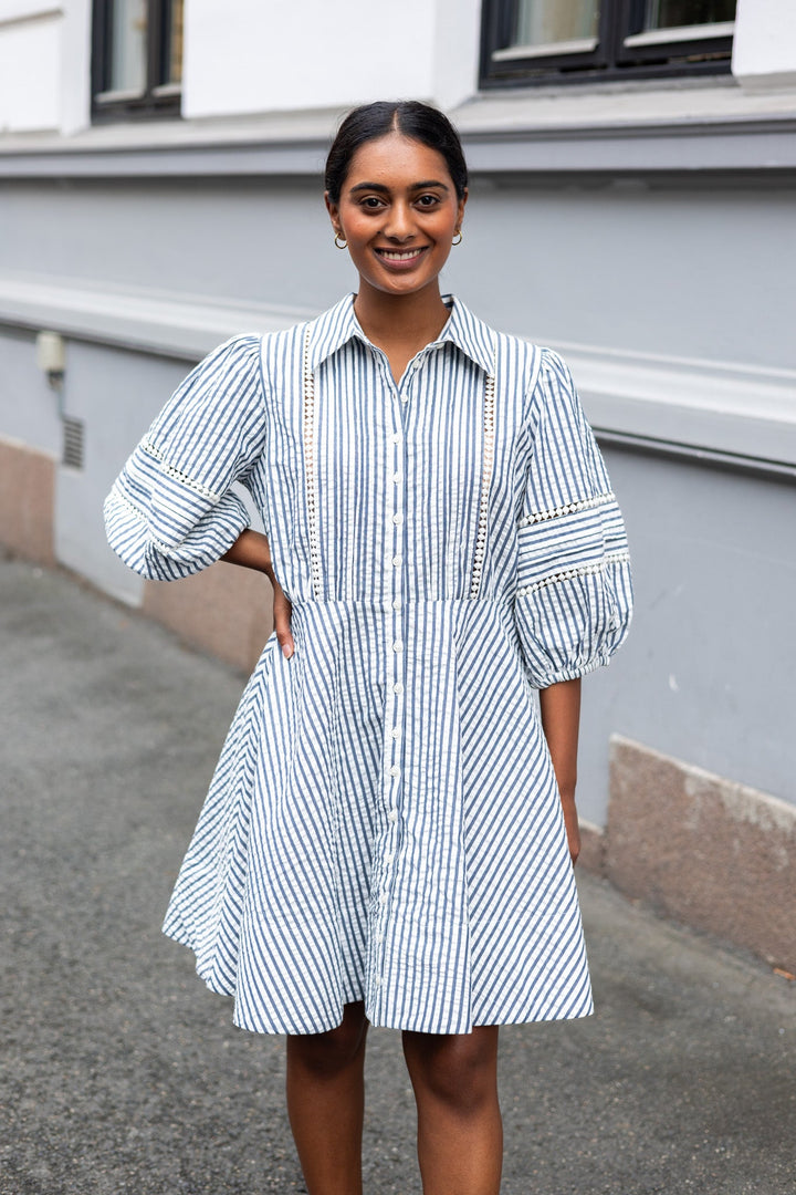 Seersucker Decorated Dress Blue Stripe | Kjoler | Smuk - Dameklær på nett