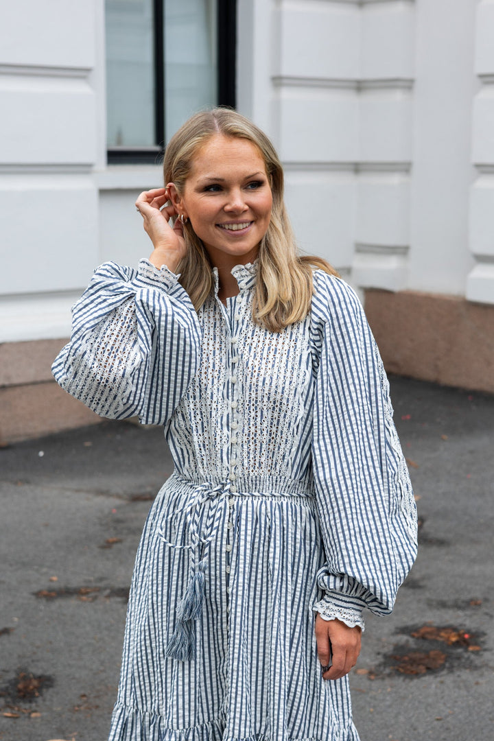 Seersucker Midi Dress Blue Stripe | Kjoler | Smuk - Dameklær på nett