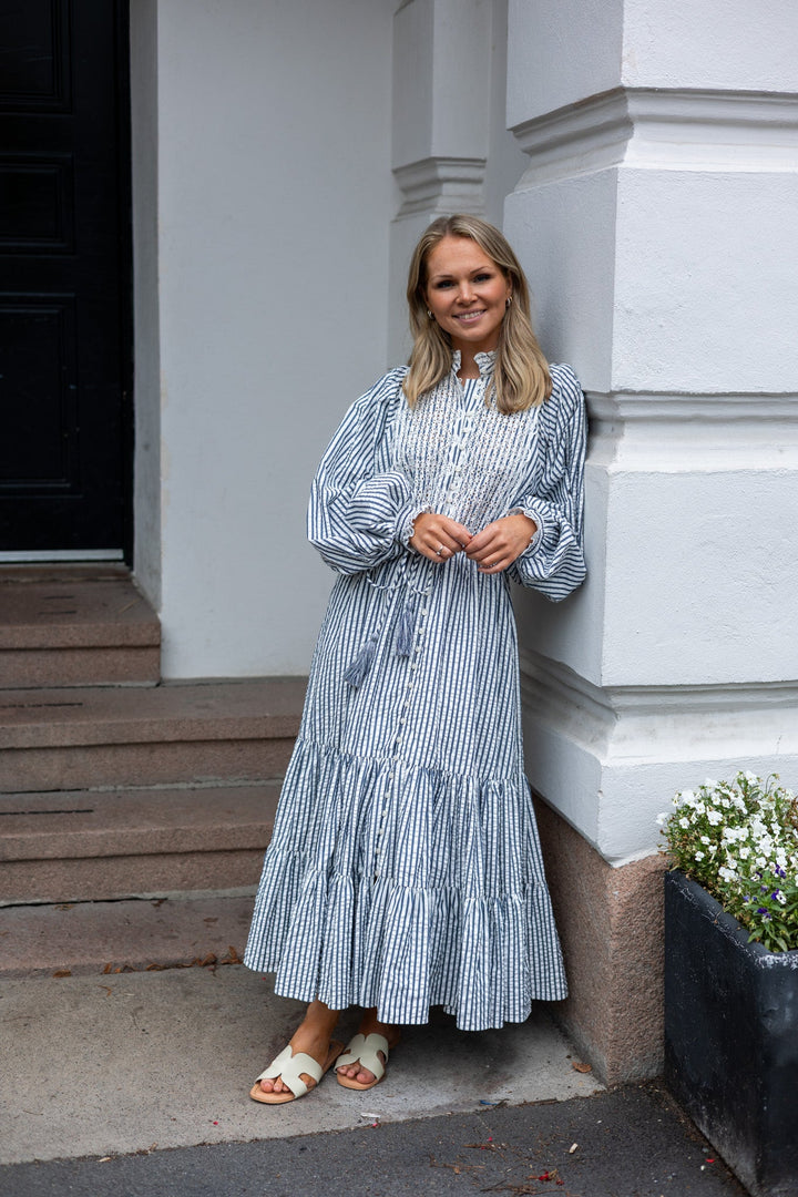 Seersucker Midi Dress Blue Stripe | Kjoler | Smuk - Dameklær på nett