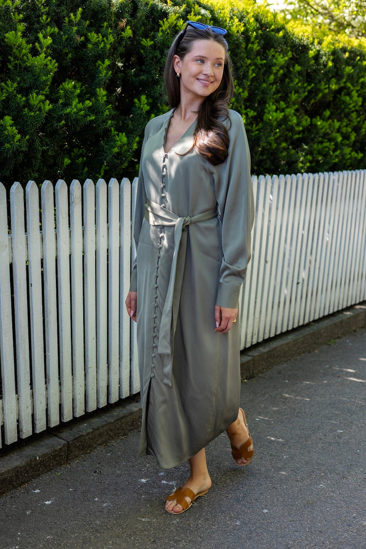 Selma Ls Ankle Dress Vetiver | Kjoler | Smuk - Dameklær på nett