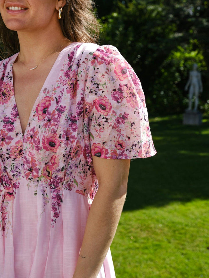 Serna Flower Print Dress Light Pink | Kjoler | Smuk - Dameklær på nett