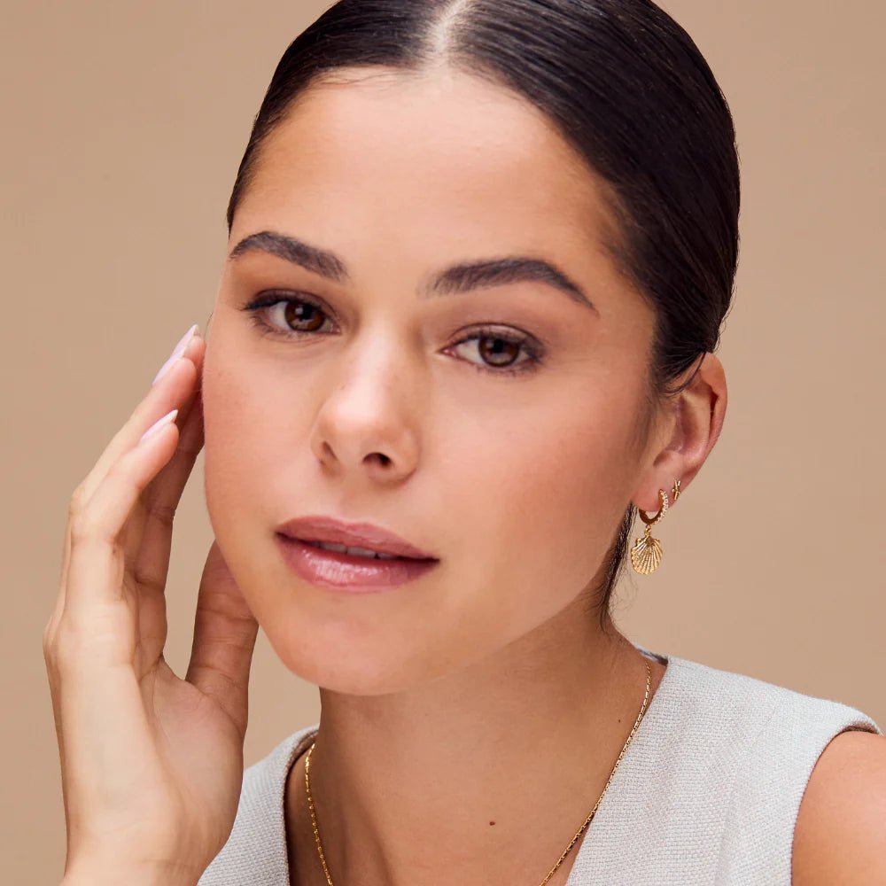 Shell Pave Huggie Hoop Pale Gold | Accessories | Smuk - Dameklær på nett