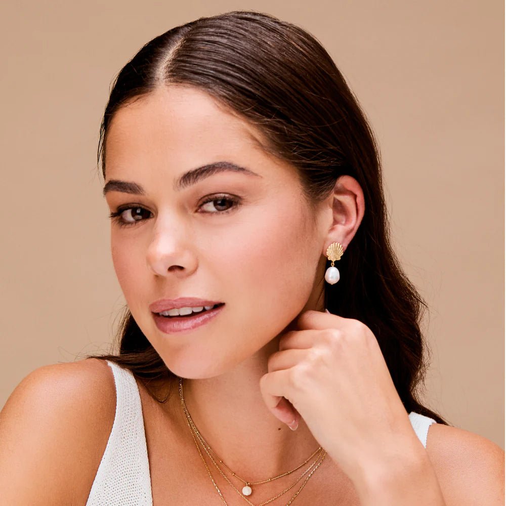 Shell & Pearl Drop Earrings Pale Gold | Accessories | Smuk - Dameklær på nett