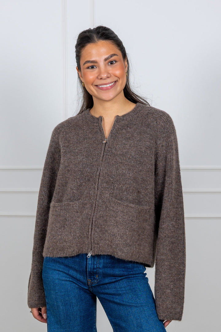 Sia Ras Ls Knit Short Cardigan Chocolate Chip | Genser | Smuk