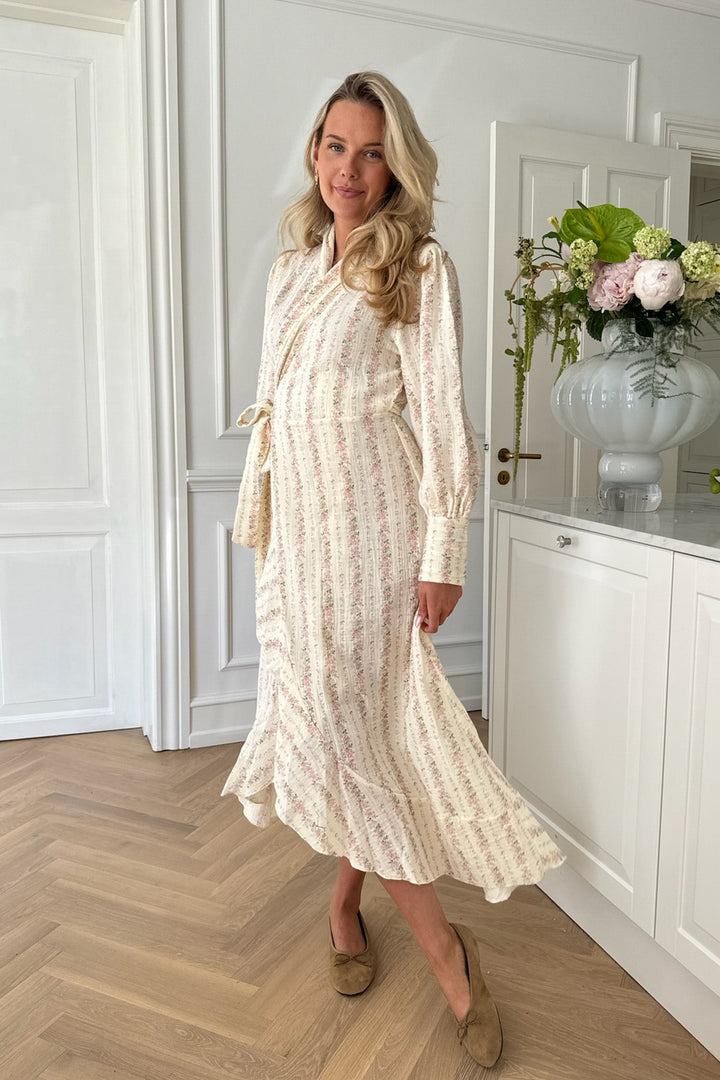 Signeic Long Wrap Dress Light Pink Flower Print | Kjoler | Smuk - Dameklær på nett