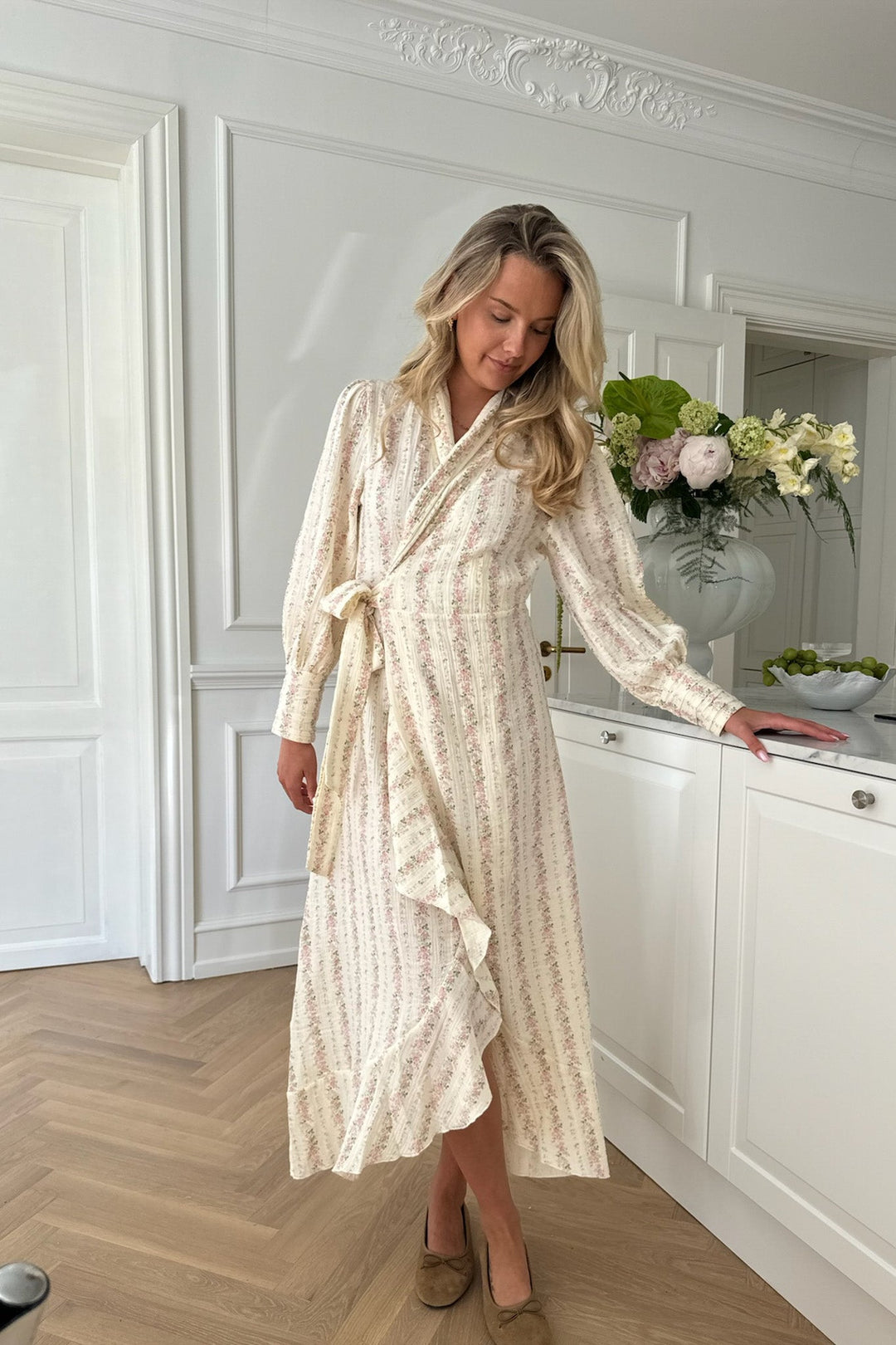 Signeic Long Wrap Dress Light Pink Flower Print | Kjoler | Smuk - Dameklær på nett