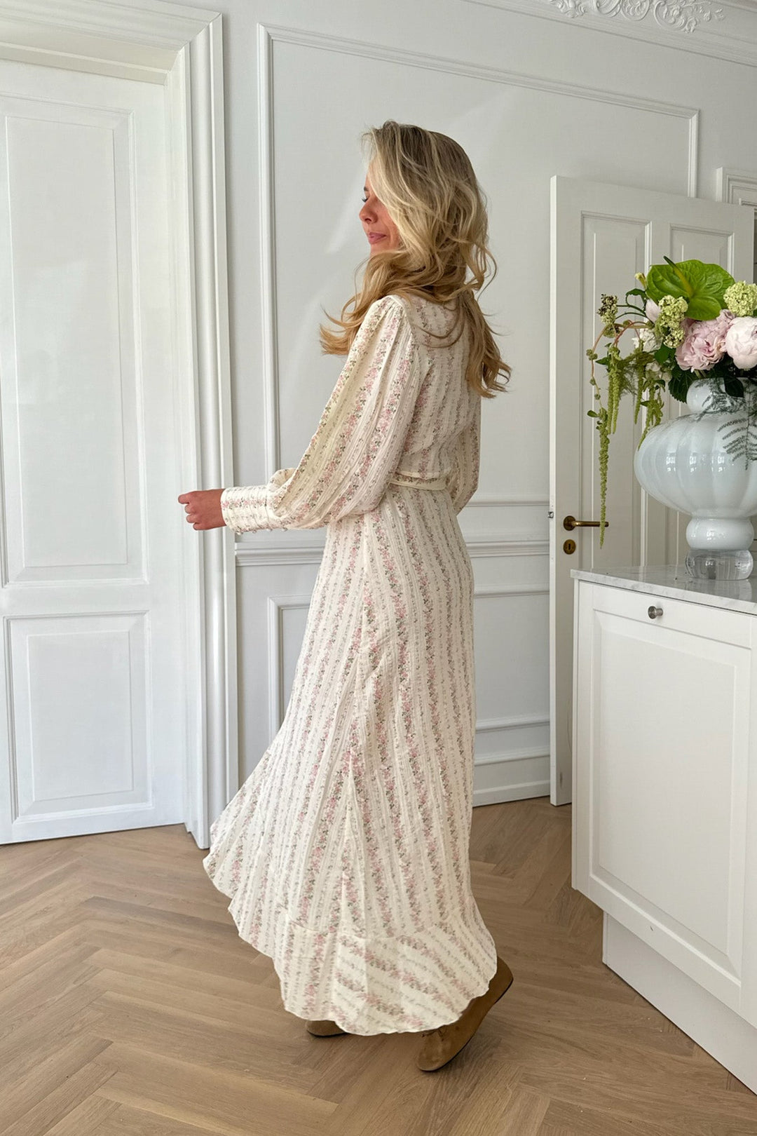 Signeic Long Wrap Dress Light Pink Flower Print | Kjoler | Smuk - Dameklær på nett