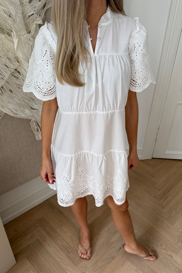 Solveig Dress White Embroidery | Kjoler | Smuk