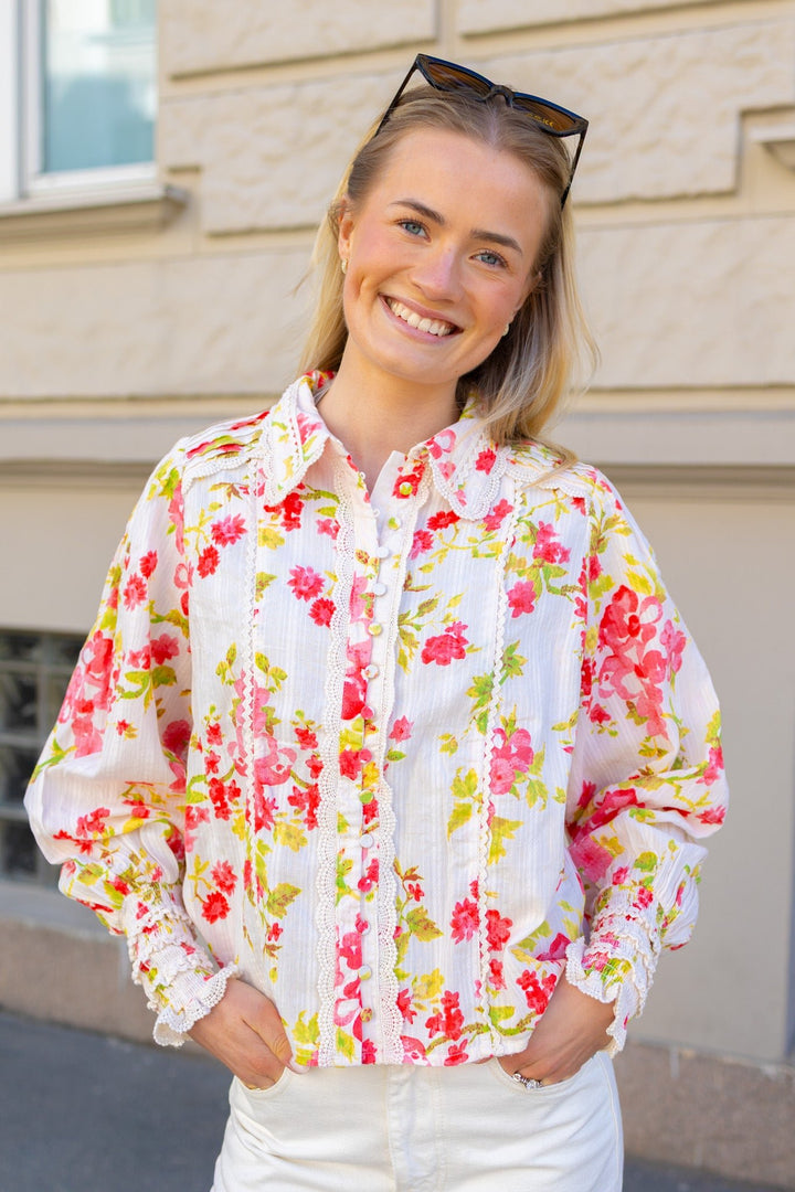 Somelli Ls Shirt Birch Red Flowers | Skjorter og bluser | Smuk