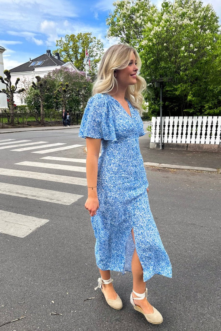 Sonja Midi Dress Blue Flora | Kjoler | Smuk - Dameklær på nett