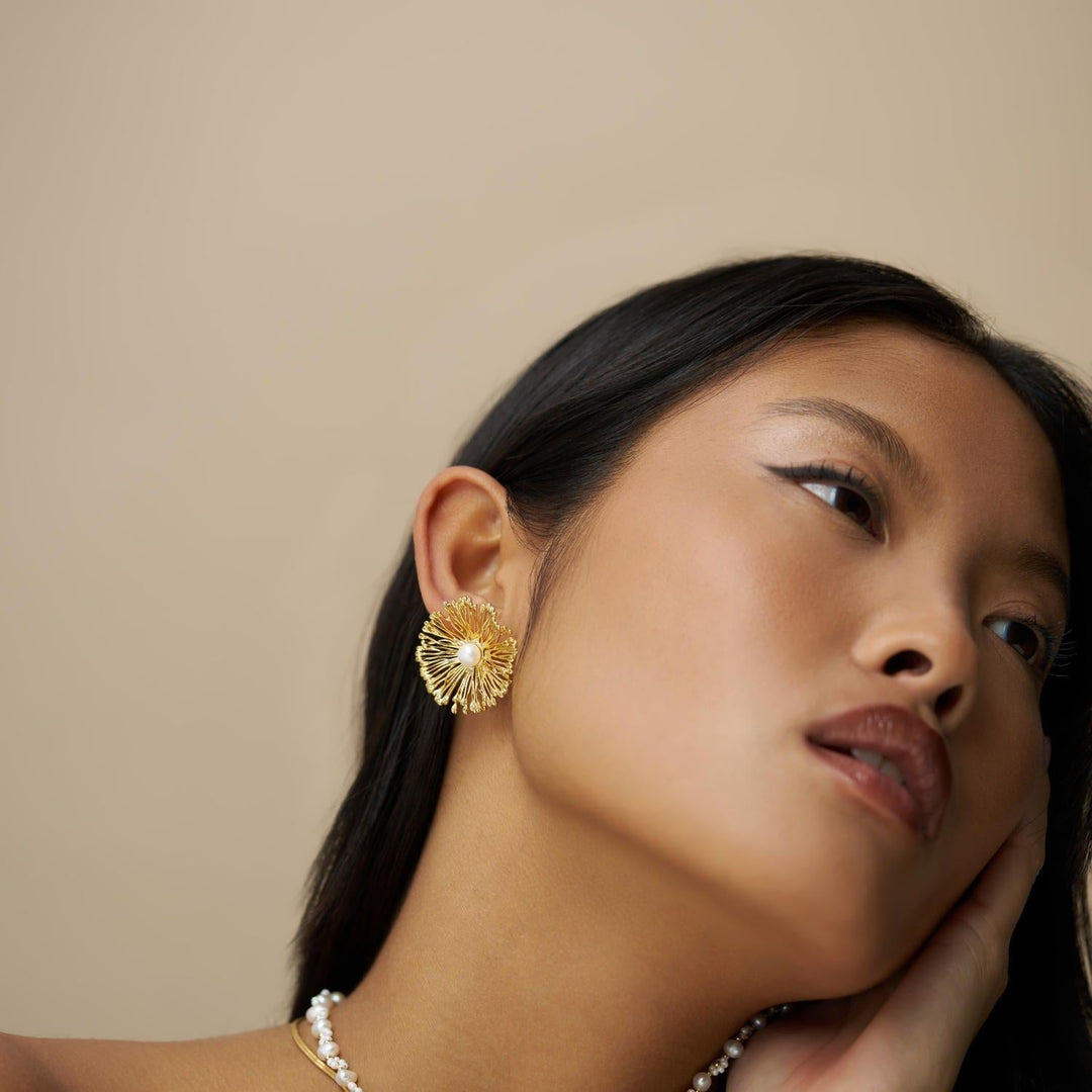 Statement Flower & Pearl Stud Earring Pale Gold | Accessories | Smuk