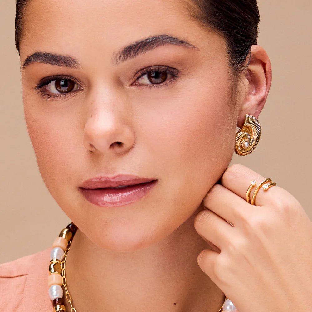 Textured Ammonite Statement Stud Pale Gold | Accessories | Smuk - Dameklær på nett