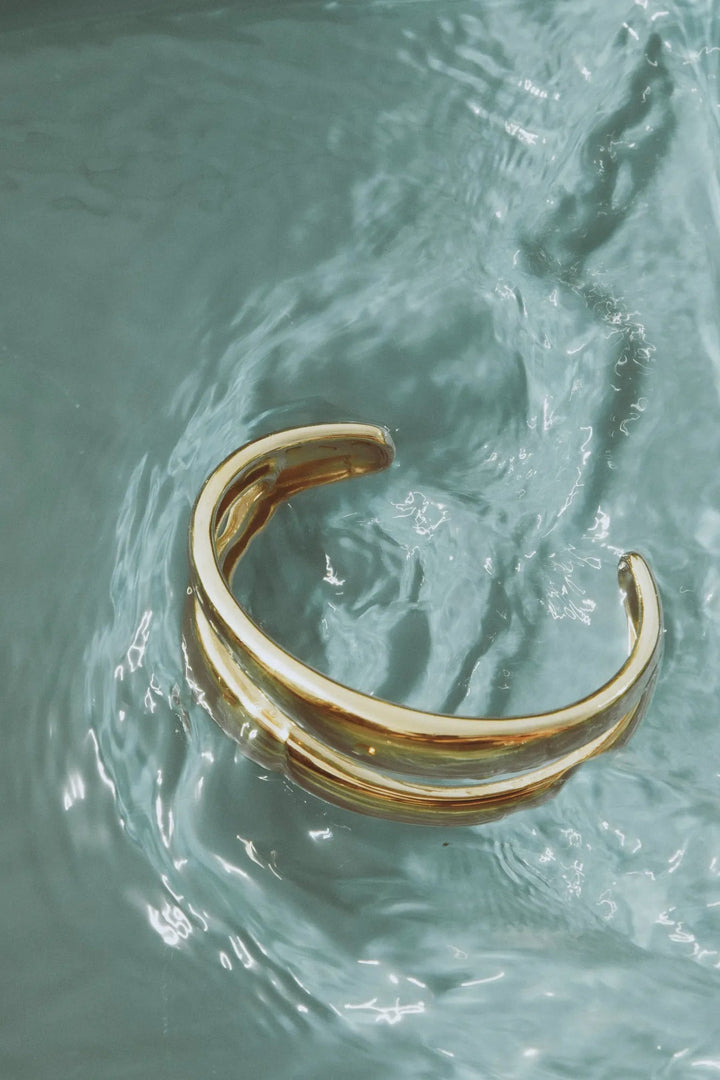 The Curved Bangle Gold | Accessories | Smuk