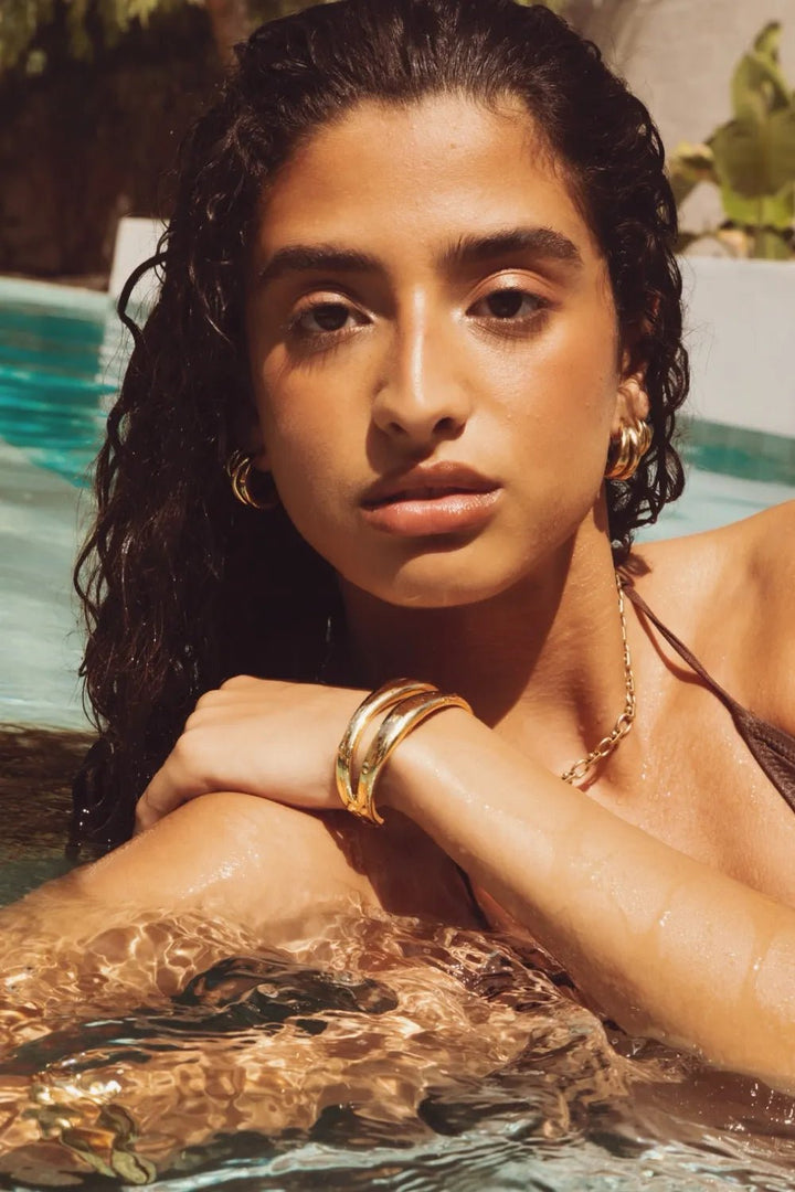 The Curved Bangle Gold | Accessories | Smuk