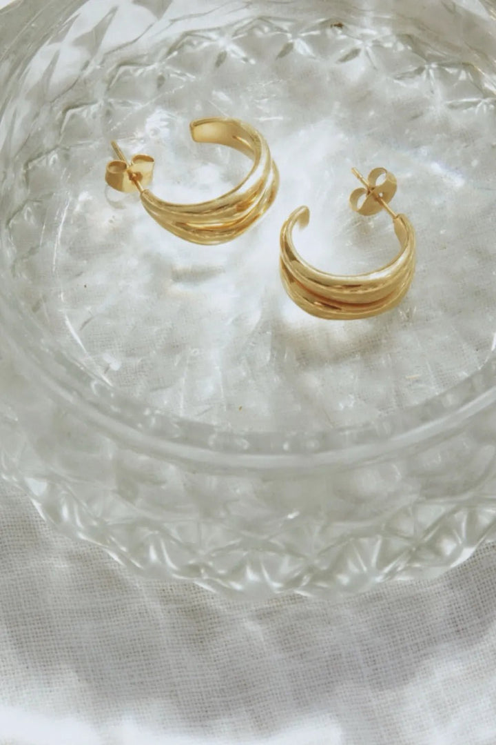 The Curved Hoops Gold | Accessories | Smuk