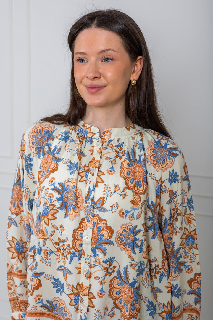 Thea Blouse Shaded Blue | Skjorter og bluser | Smuk - Dameklær på nett