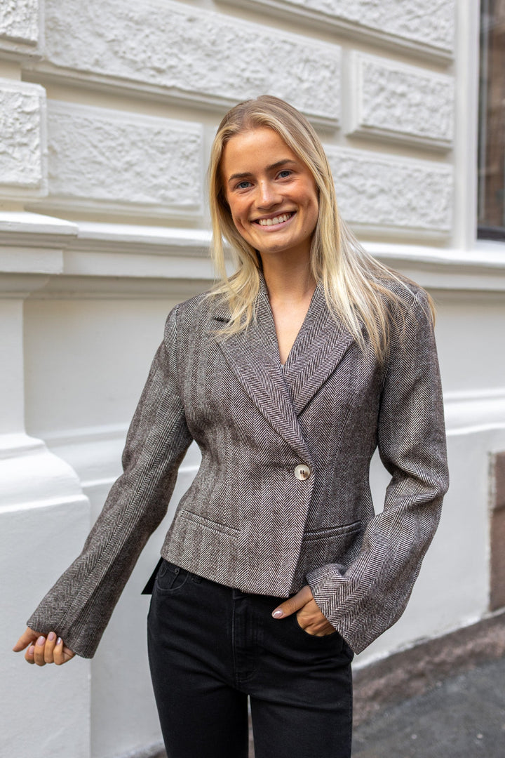Valia Herringbone S Blazer Dark Brown | Blazer | Smuk