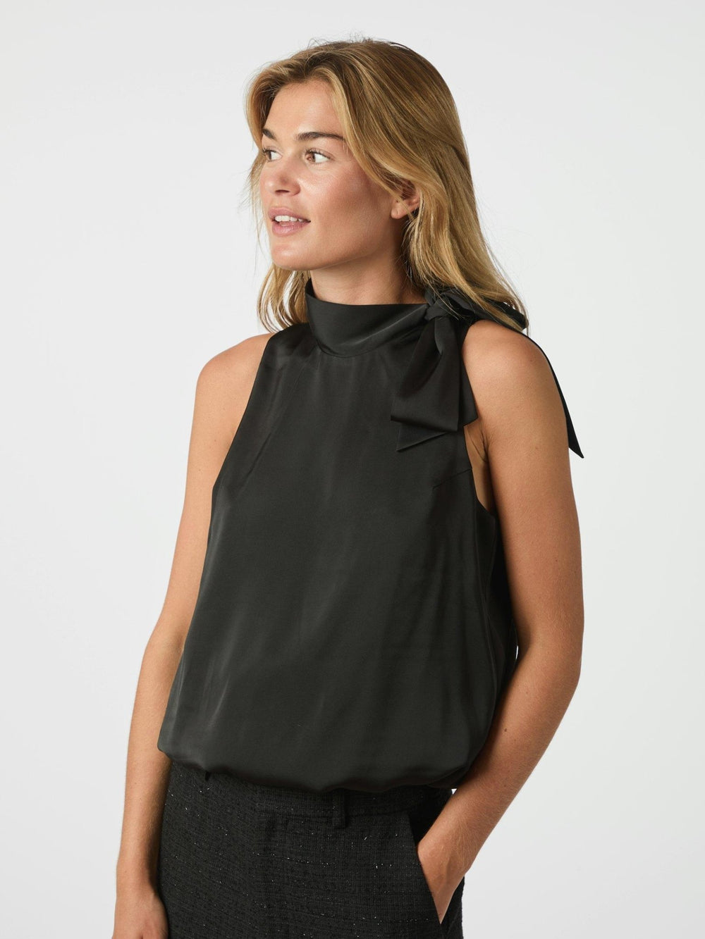 Veda Drapy Satin Top Black | Topper | Smuk - Dameklær på nett