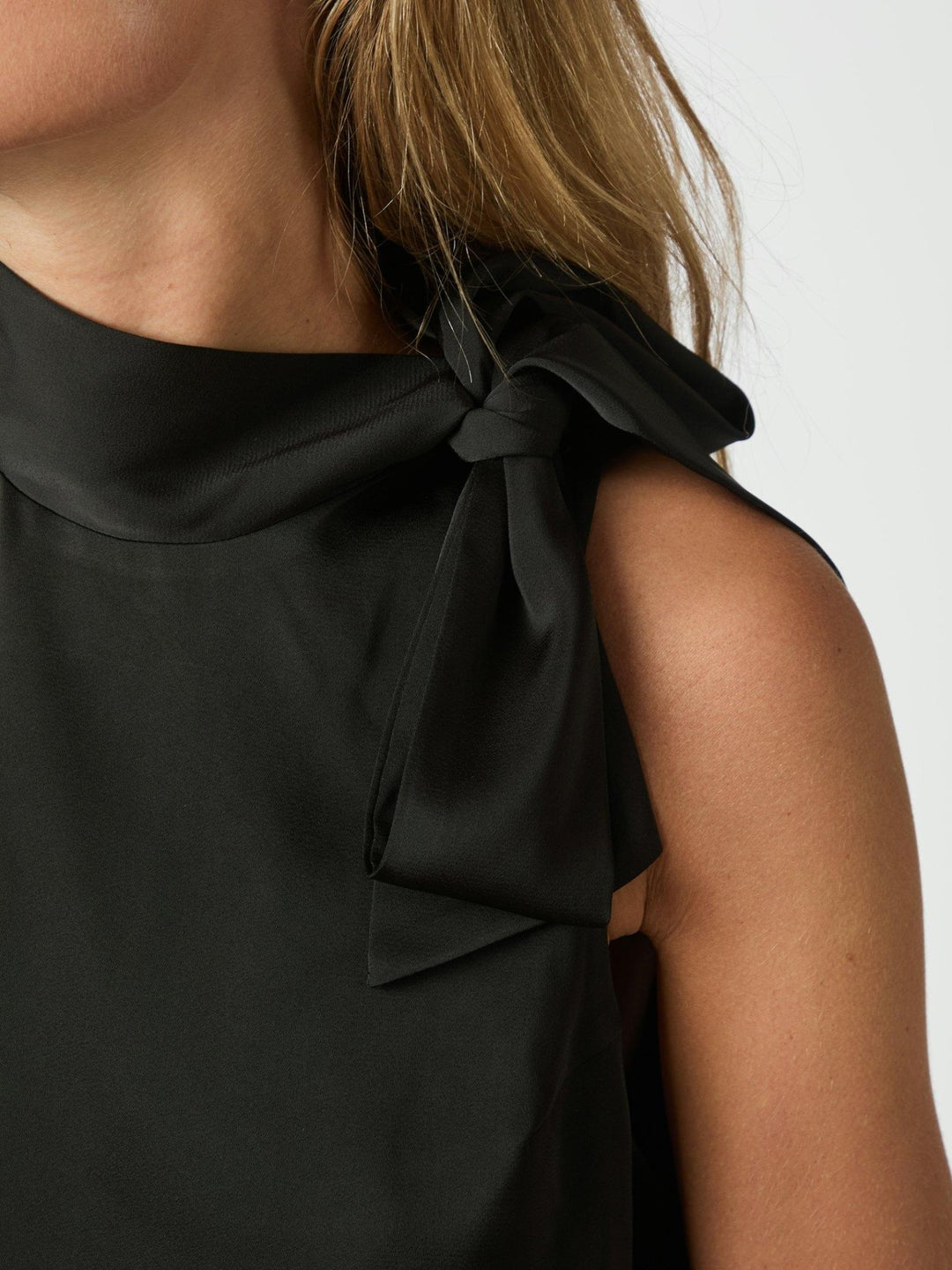 Veda Drapy Satin Top Black | Topper | Smuk - Dameklær på nett