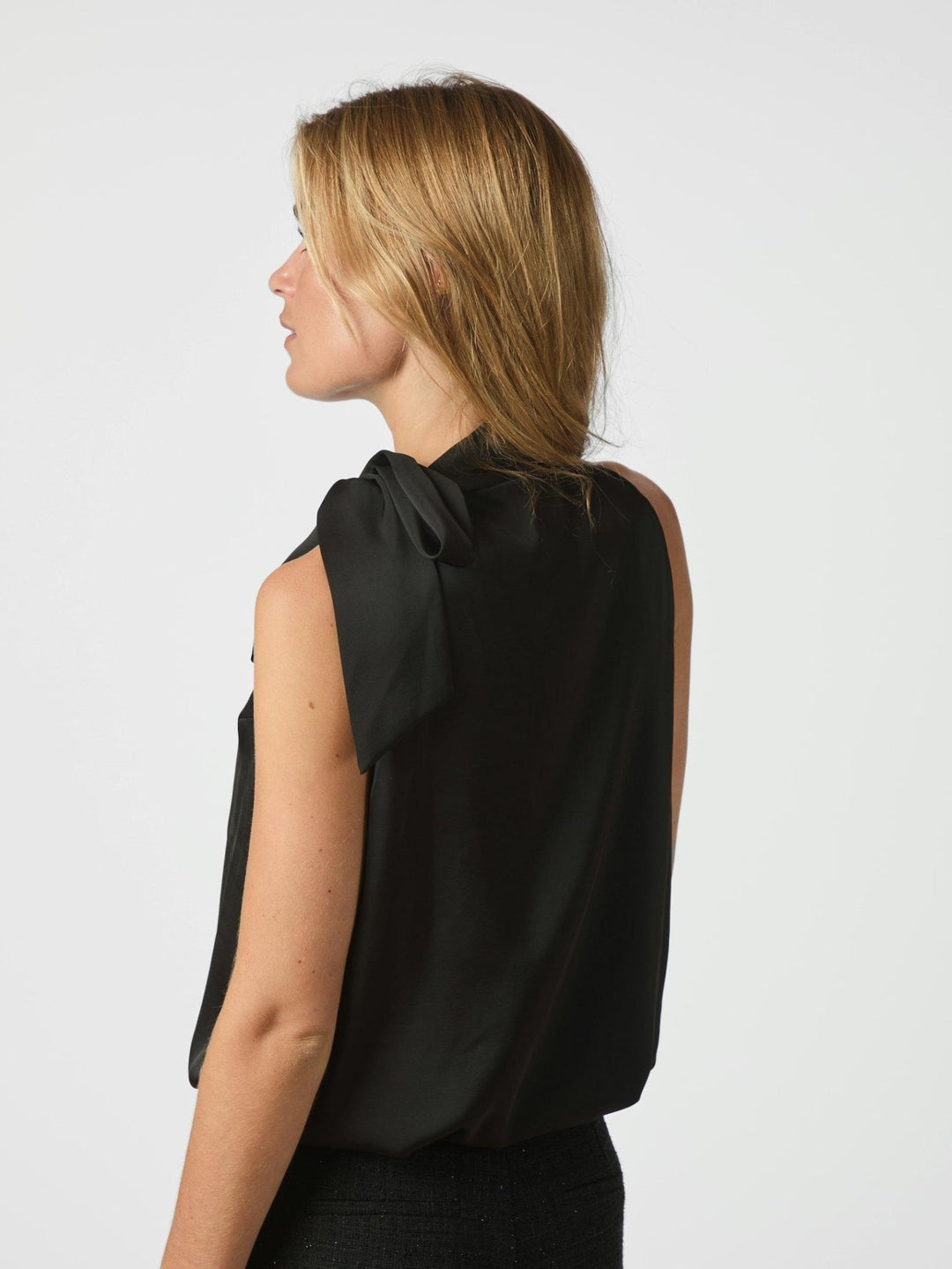 Veda Drapy Satin Top Black | Topper | Smuk - Dameklær på nett