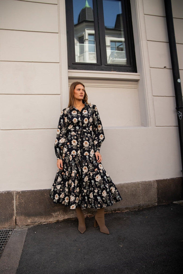 Vicky Midi Dress Antique Black Poplin | Kjoler | Smuk - Dameklær på nett