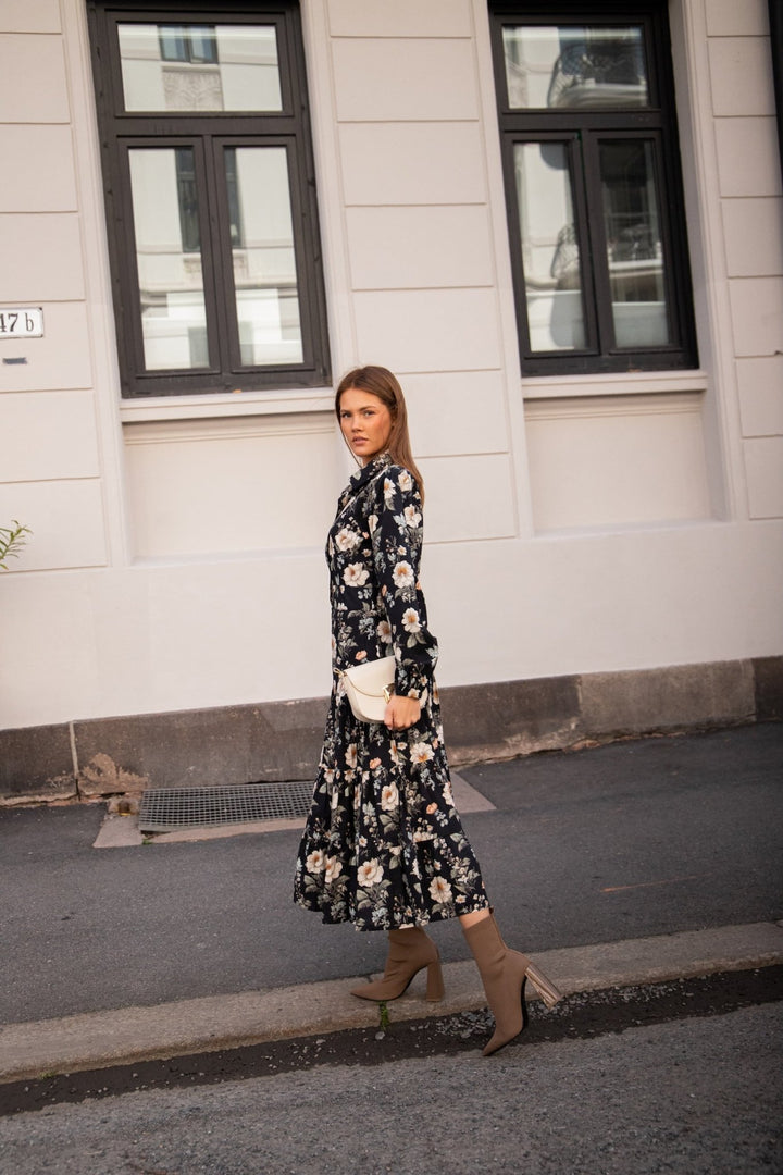Vicky Midi Dress Antique Black Poplin | Kjoler | Smuk - Dameklær på nett