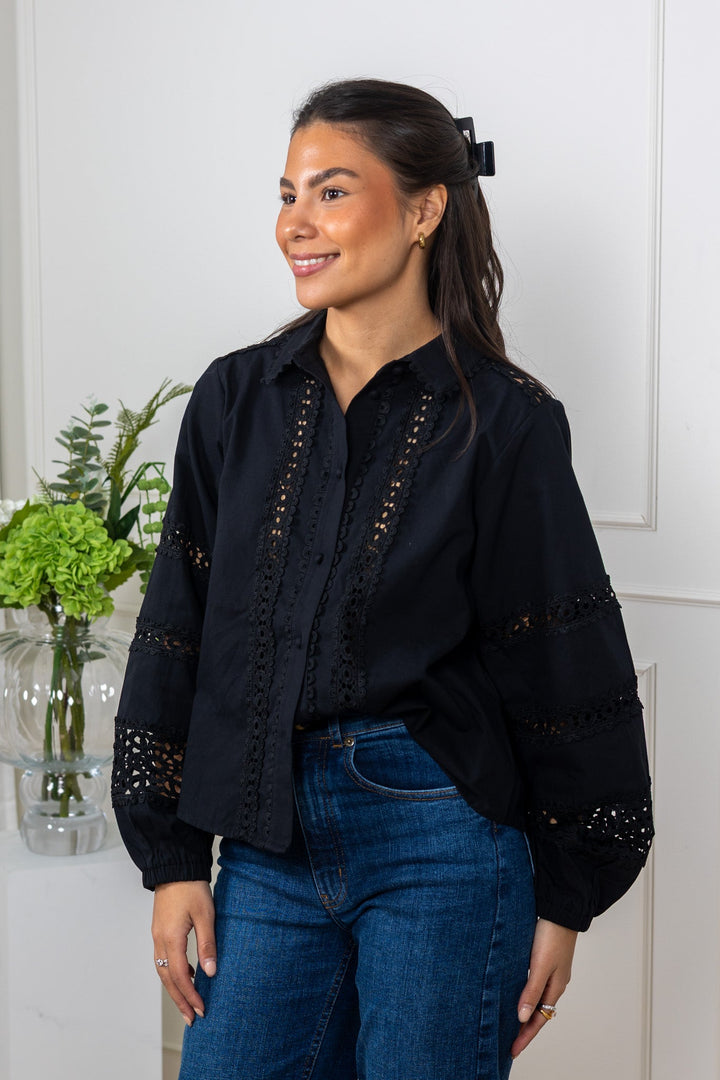 Vilda Shirt Black | Skjorter og bluser | Smuk