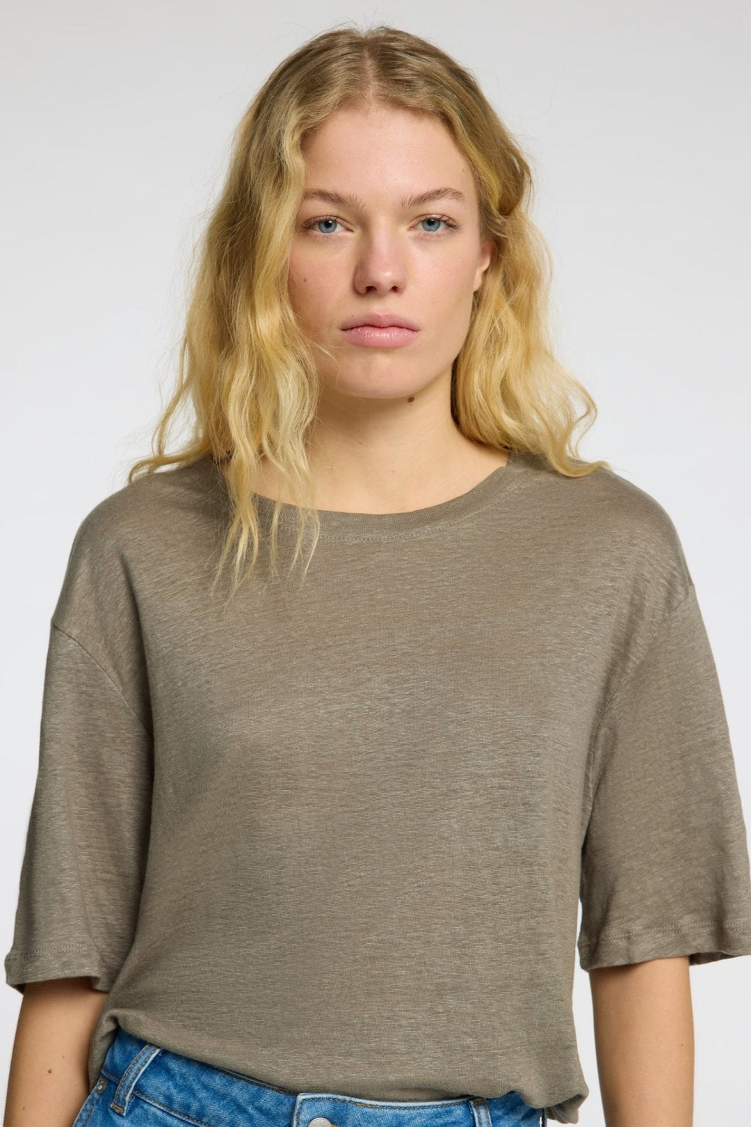 Vilja Linen Ss Tee Vetiver | Topper | Smuk - Dameklær på nett
