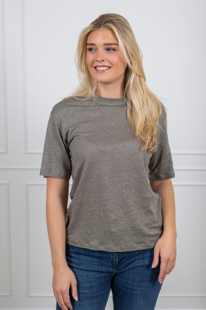 Vilja Linen Ss Tee Vetiver | Topper | Smuk - Dameklær på nett