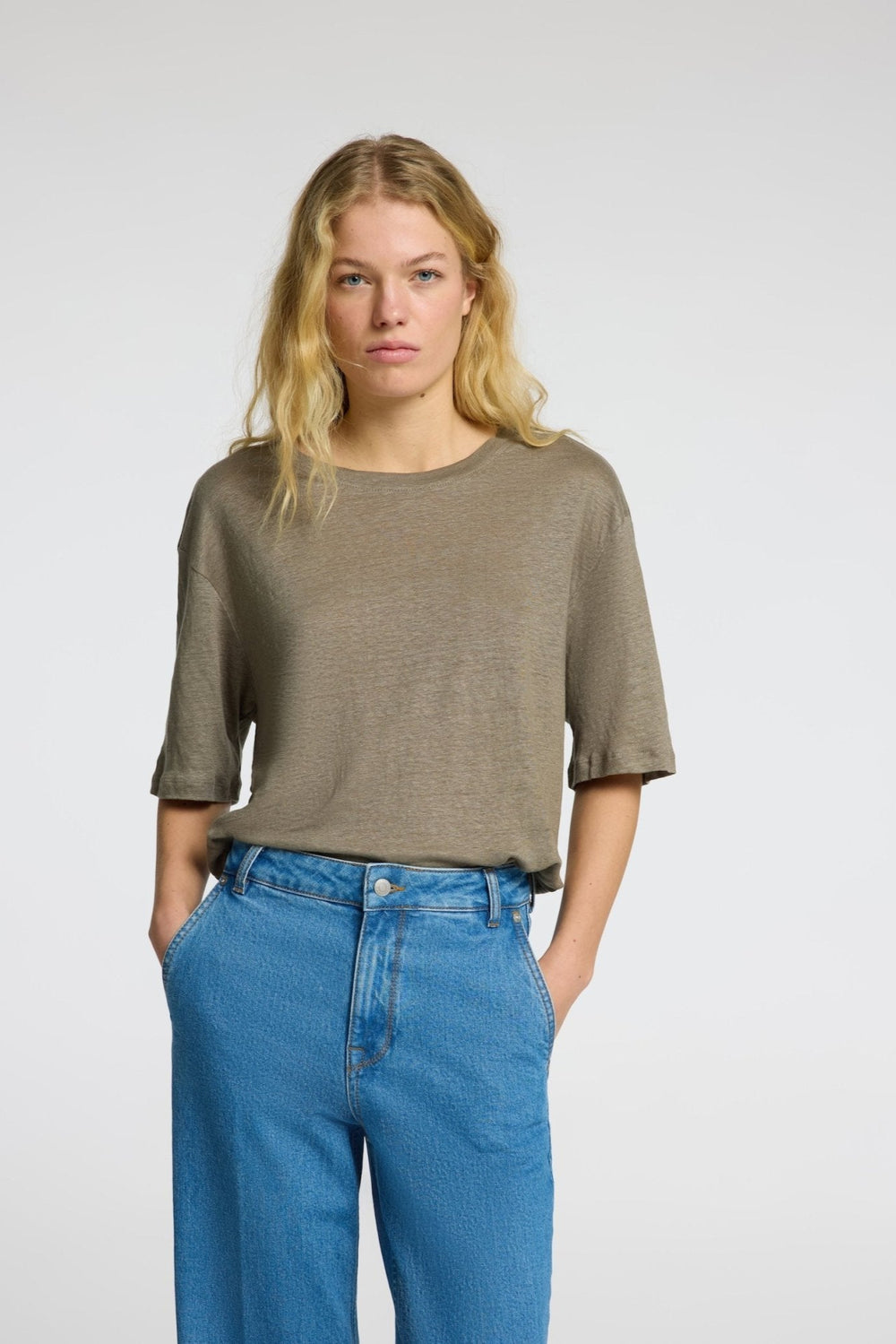 Vilja Linen Ss Tee Vetiver | Topper | Smuk - Dameklær på nett