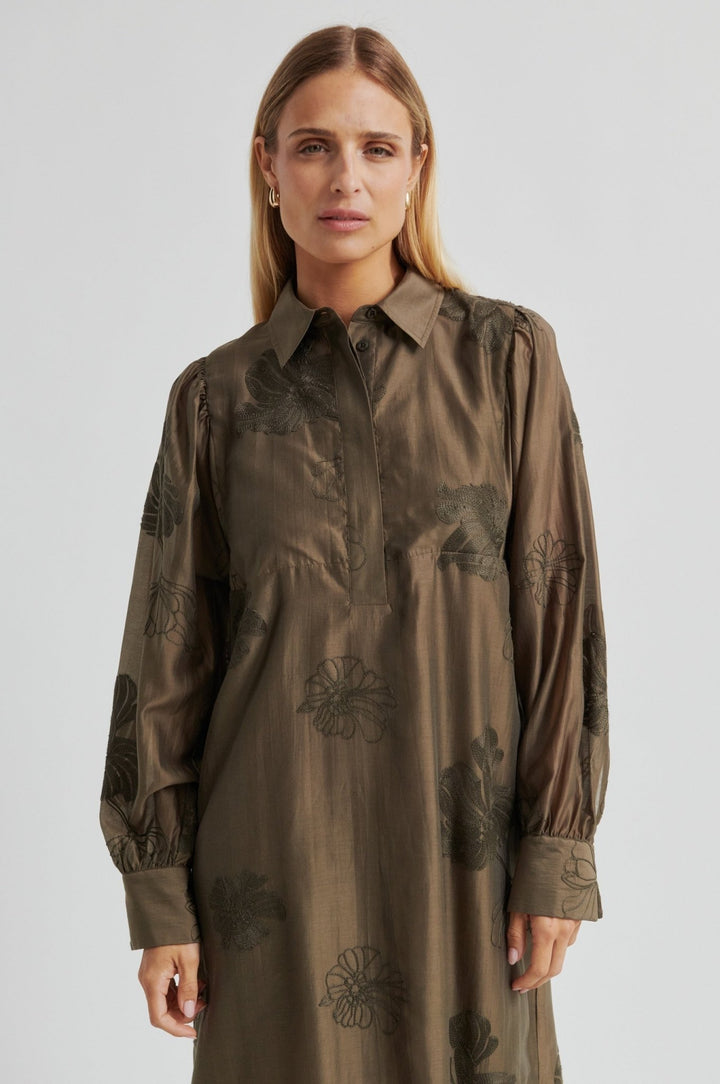 Vira Dress Tarmac | Kjoler | Smuk