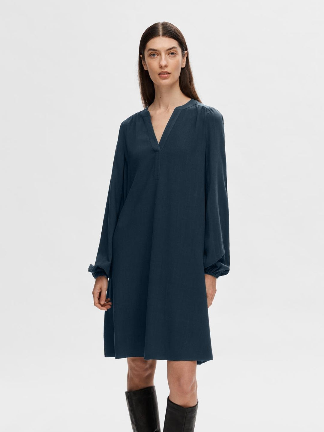 Viva Ls Short V-Neck Dress Dark Sapphire | Kjoler | Smuk - Dameklær på nett