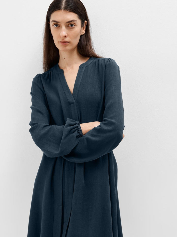 Viva Ls Short V-Neck Dress Dark Sapphire | Kjoler | Smuk - Dameklær på nett