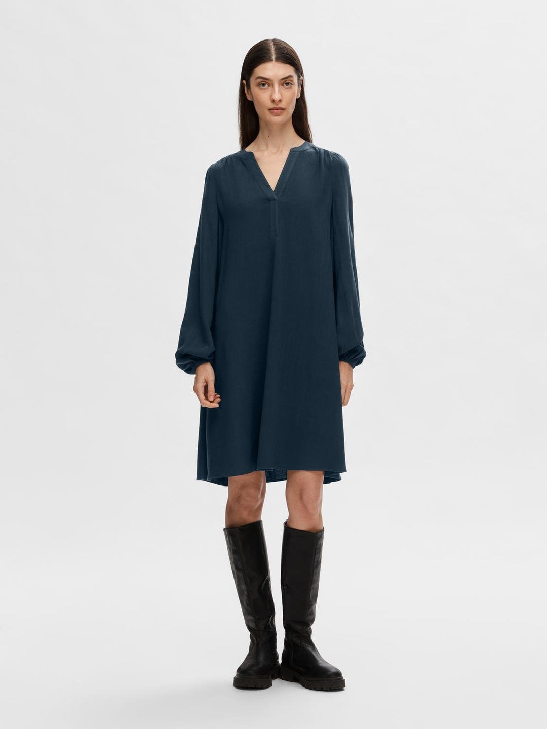 Viva Ls Short V-Neck Dress Dark Sapphire | Kjoler | Smuk - Dameklær på nett