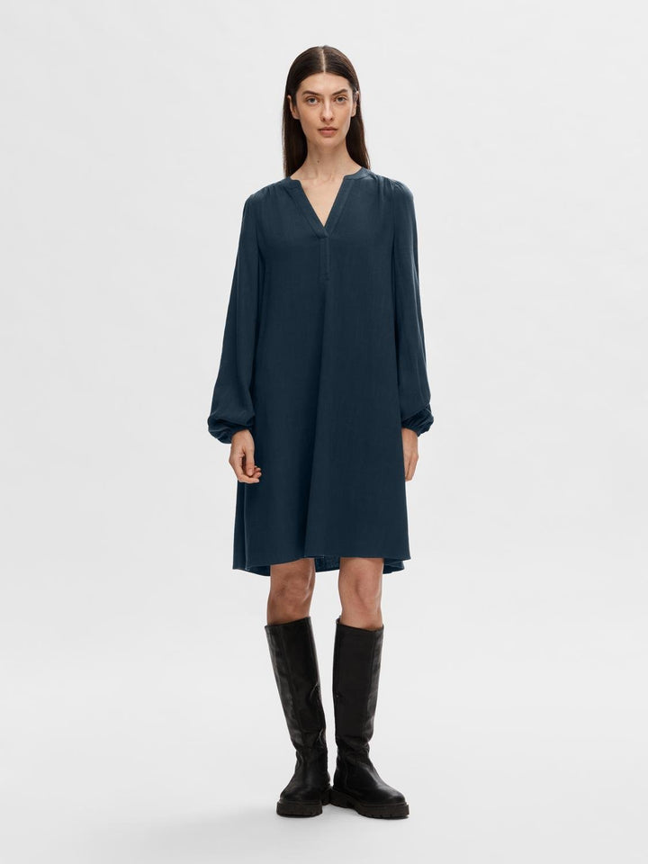 Viva Ls Short V-Neck Dress Dark Sapphire | Kjoler | Smuk - Dameklær på nett