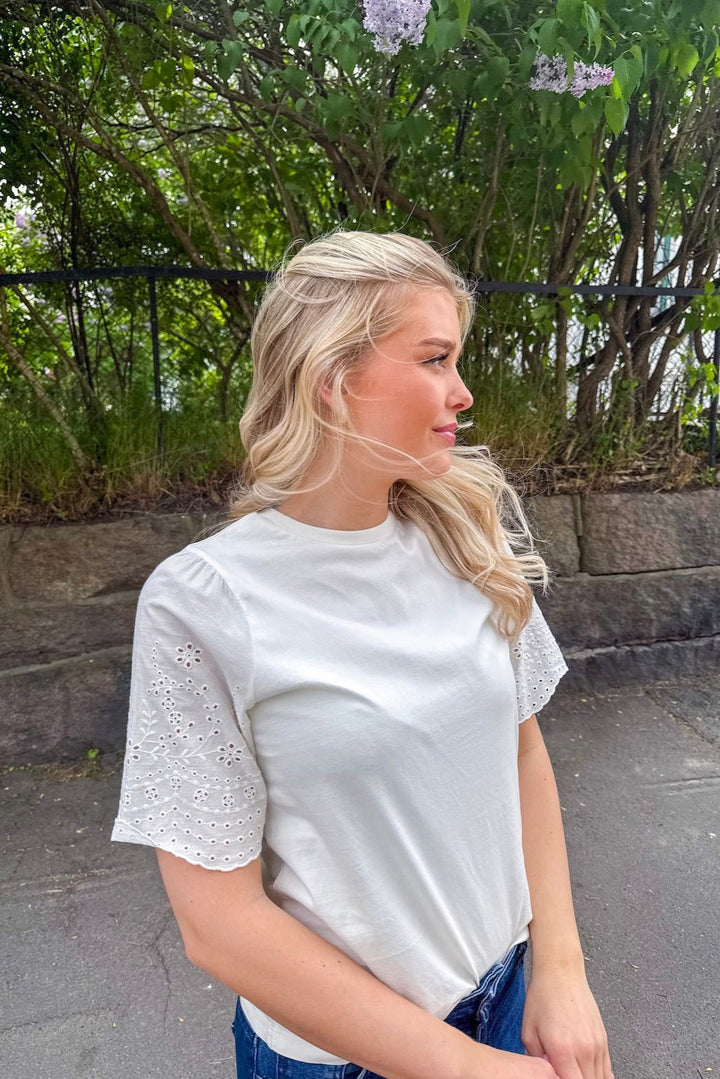 Yaslex Ss Top W. Emb Sleeves Star White | Topper | Smuk - Dameklær på nett