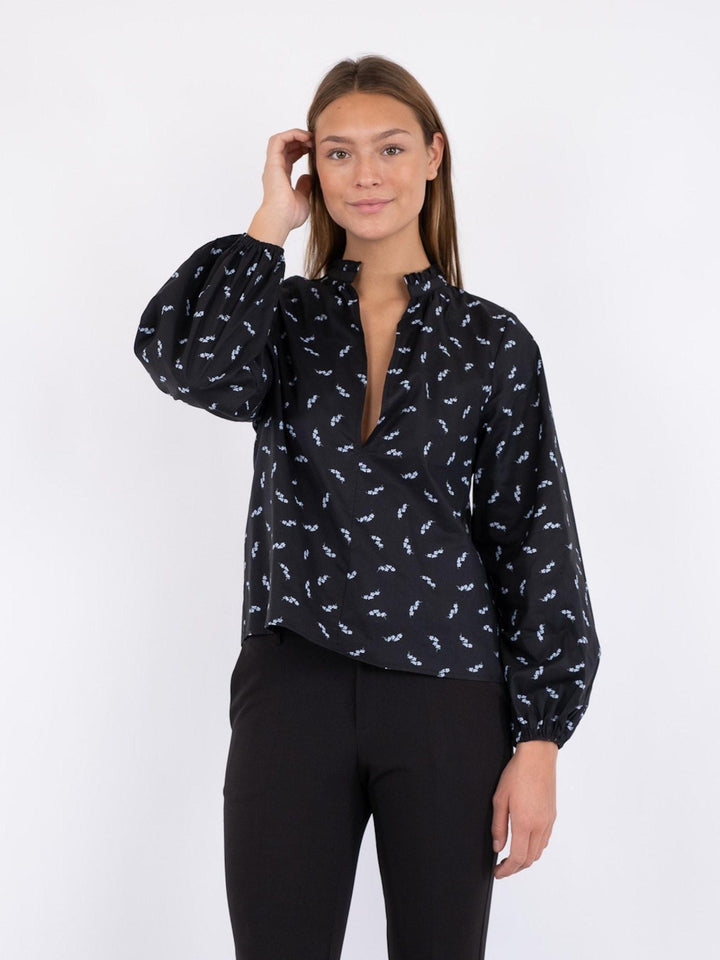 Anett Little Flower Blouse Black | Skjorter og bluser | Smuk - Dameklær på nett