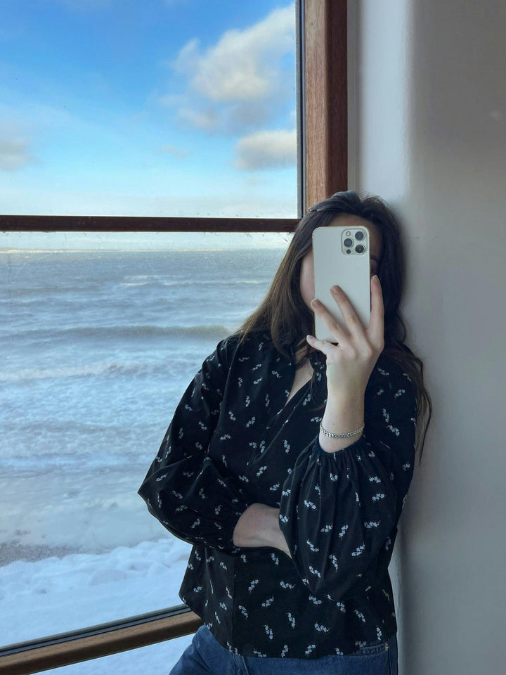 Anett Little Flower Blouse Black | Skjorter og bluser | Smuk - Dameklær på nett