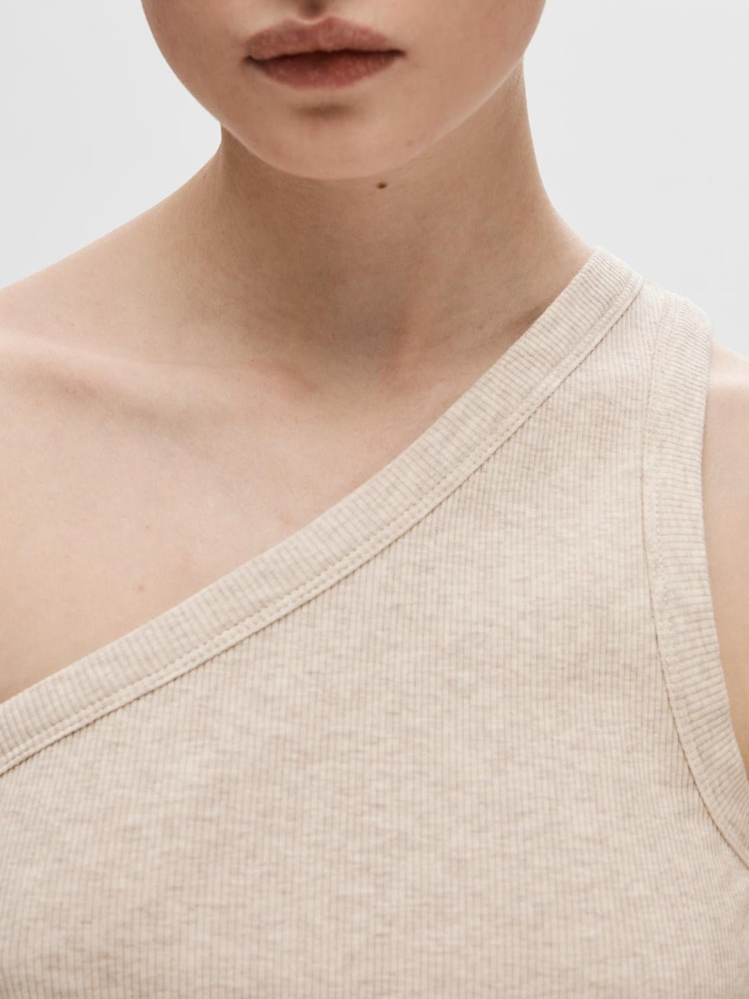 Anna One Shoulder Top Oatmeal Melange | Topper | Smuk - Dameklær på nett