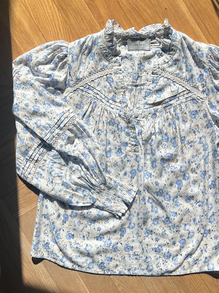 Biba Heavenly Blouse Light Blue | Skjorter og bluser | Smuk - Dameklær på nett