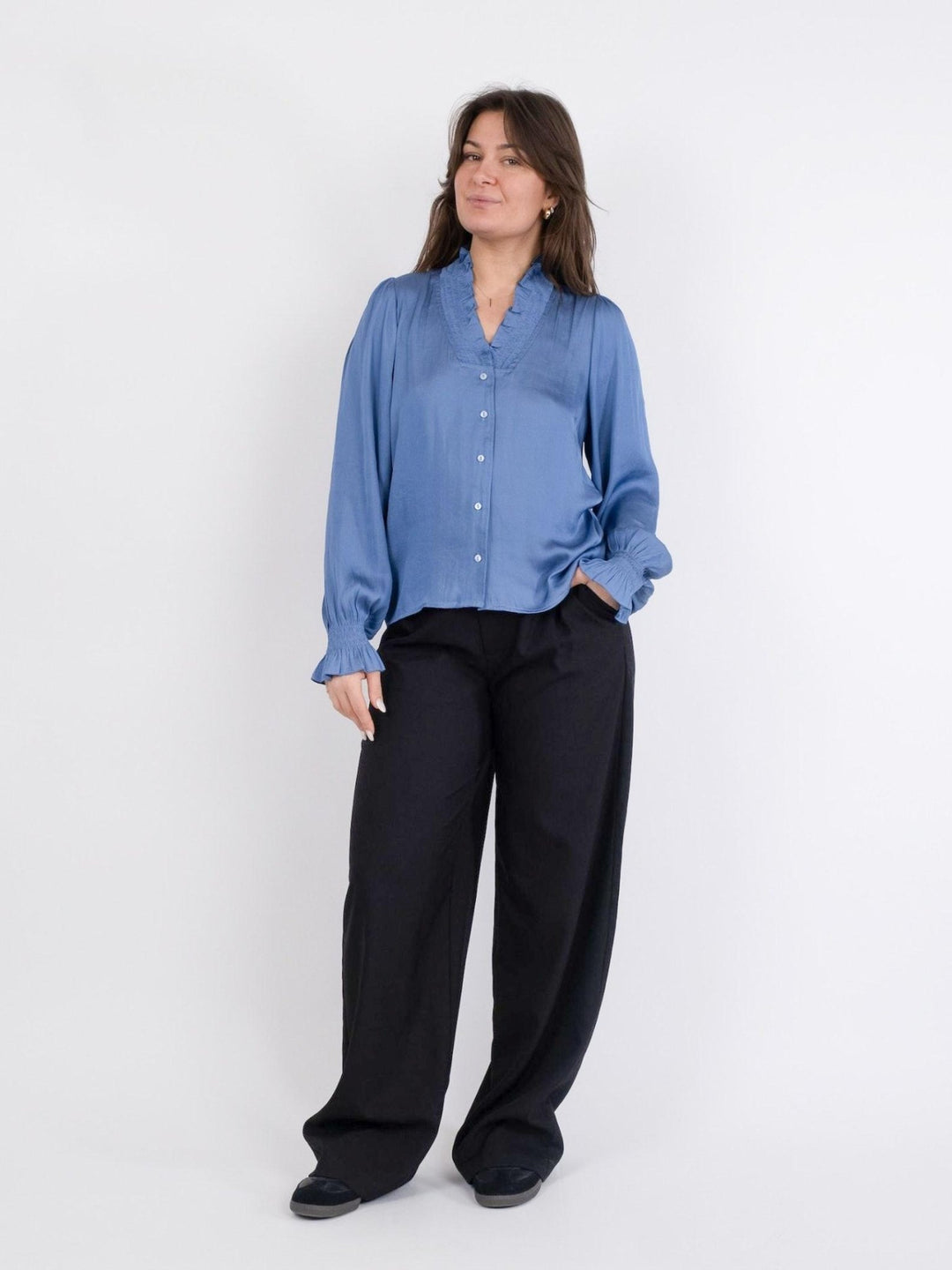 Brielle Satin Blouse Blue | Skjorter og bluser | Smuk - Dameklær på nett