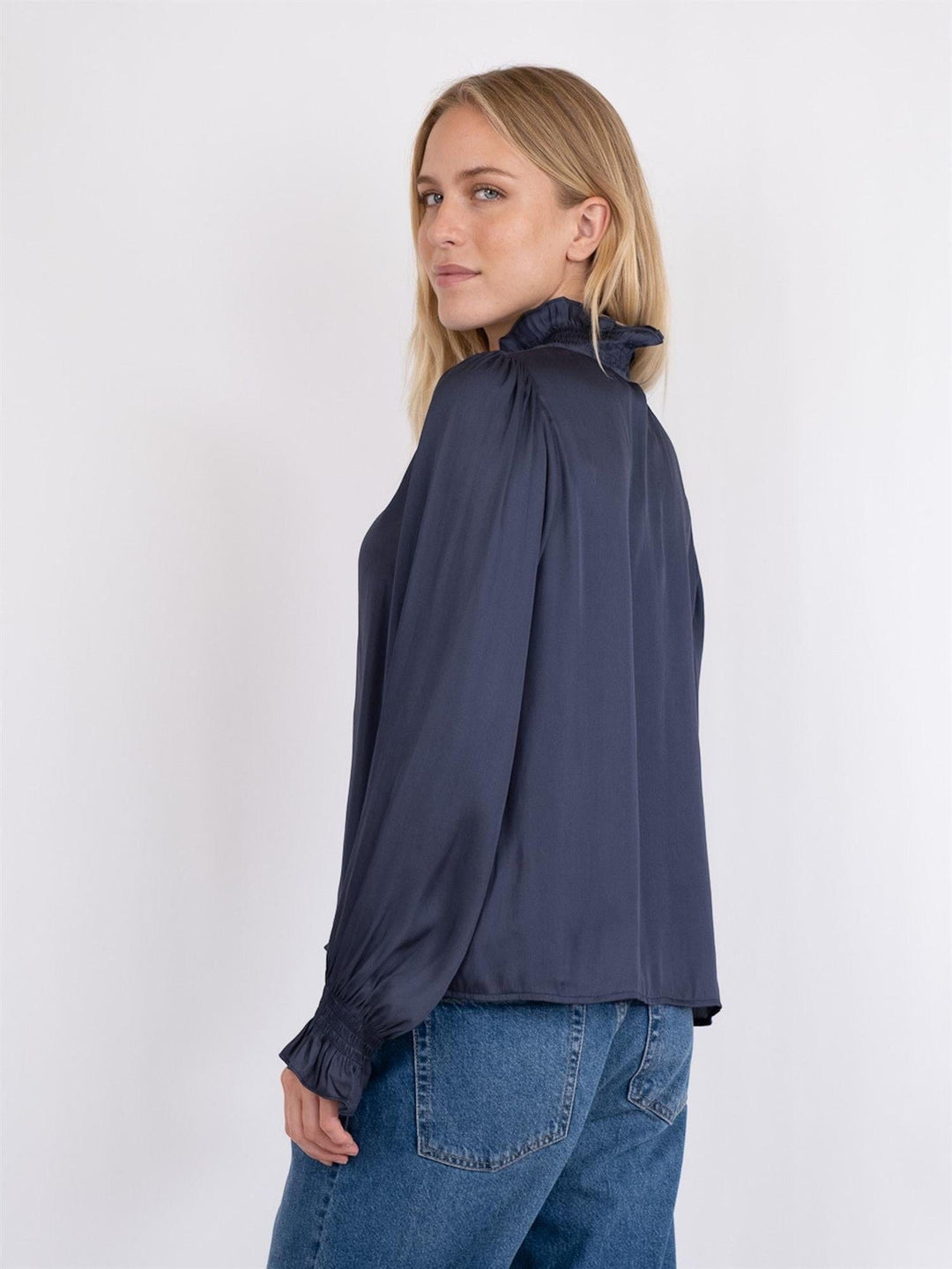 Brielle Satin Blouse Midnight Blue | Skjorter og bluser | Smuk - Dameklær på nett