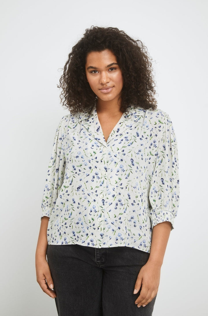 Caria Blouse Blue Branch Print | Skjorter og bluser | Smuk - Dameklær på nett